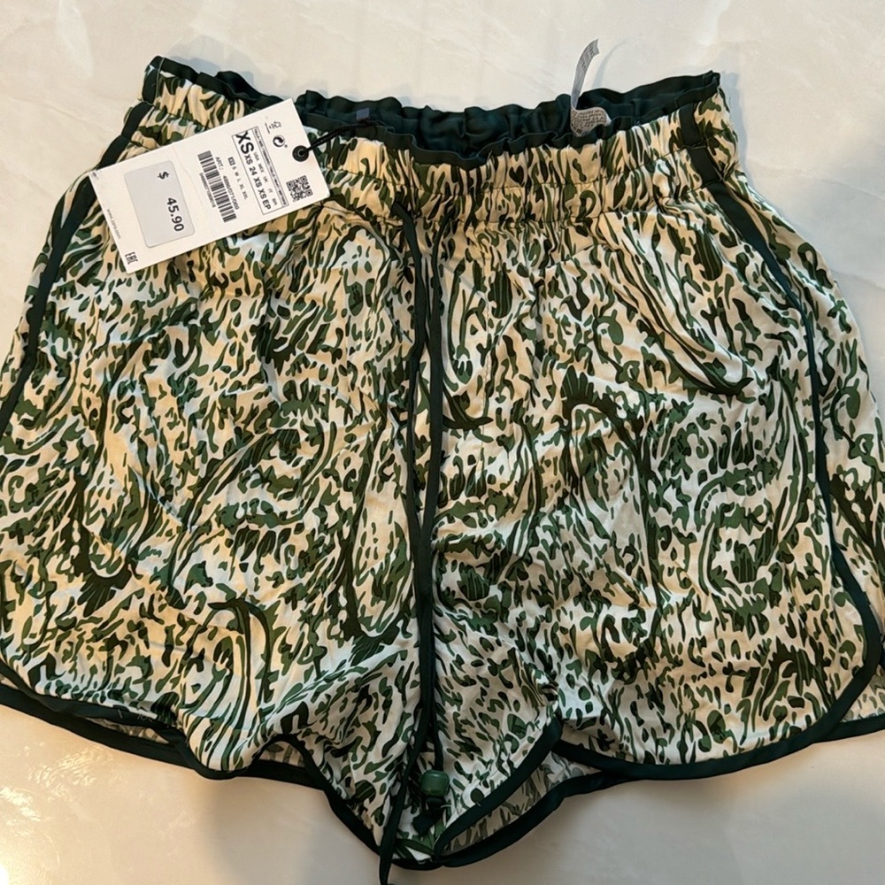 Zara satin effect printed shorts. Size XS. NWT